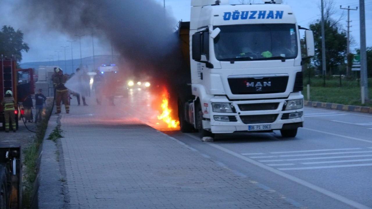 Karabük'ün Safranbolu ilçesinde seyir halindeki tırın dorse lastikleri alev alarak yandı.