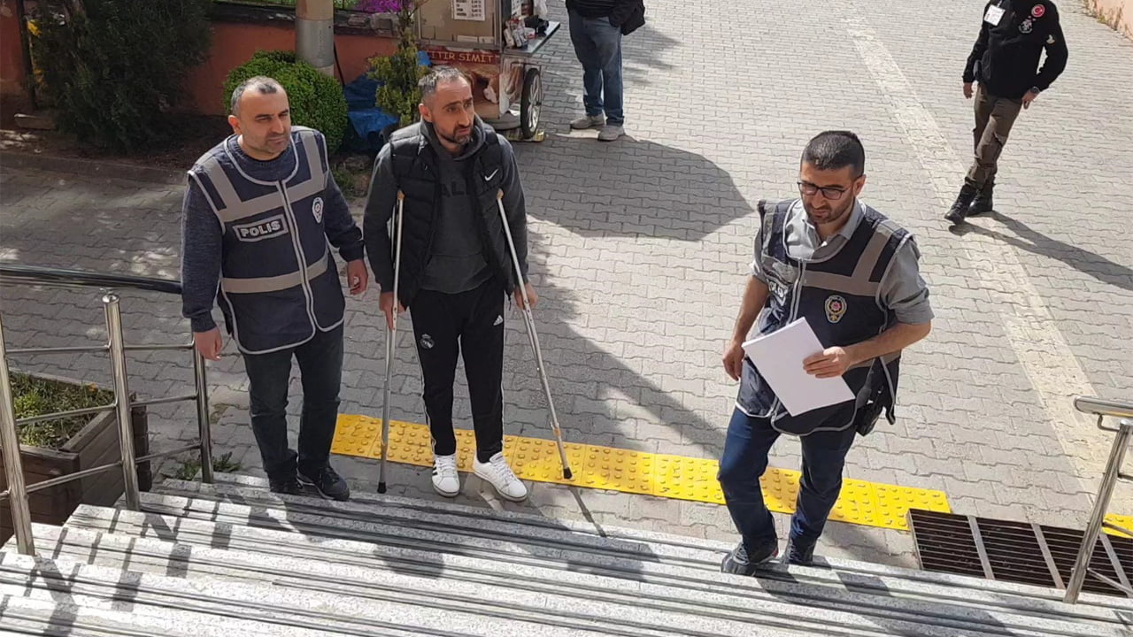 Karabük’te hastanede tedavi olurken hakkında ‘Kasten öldürme’ suçundan 15 yıl hapis cezası ile yakalama kararı bulunması nedeniyle gözaltına alınan şüpheli çıkarıldığı mahkemece tutuklandı.