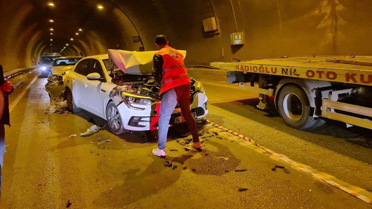 Karabük-Yenice karayolundaki tünelde üç araçlı zincirleme trafik kazası meydana gelirken, kazada bir kişi yaralandı.