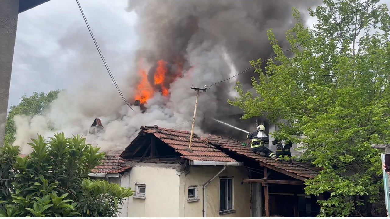 Karabük’te 2 katlı evde mutfak tüpünün patlaması sonucu yangın çıktı. Olayda ağır yaralanan kadın tedavi altına alındı.