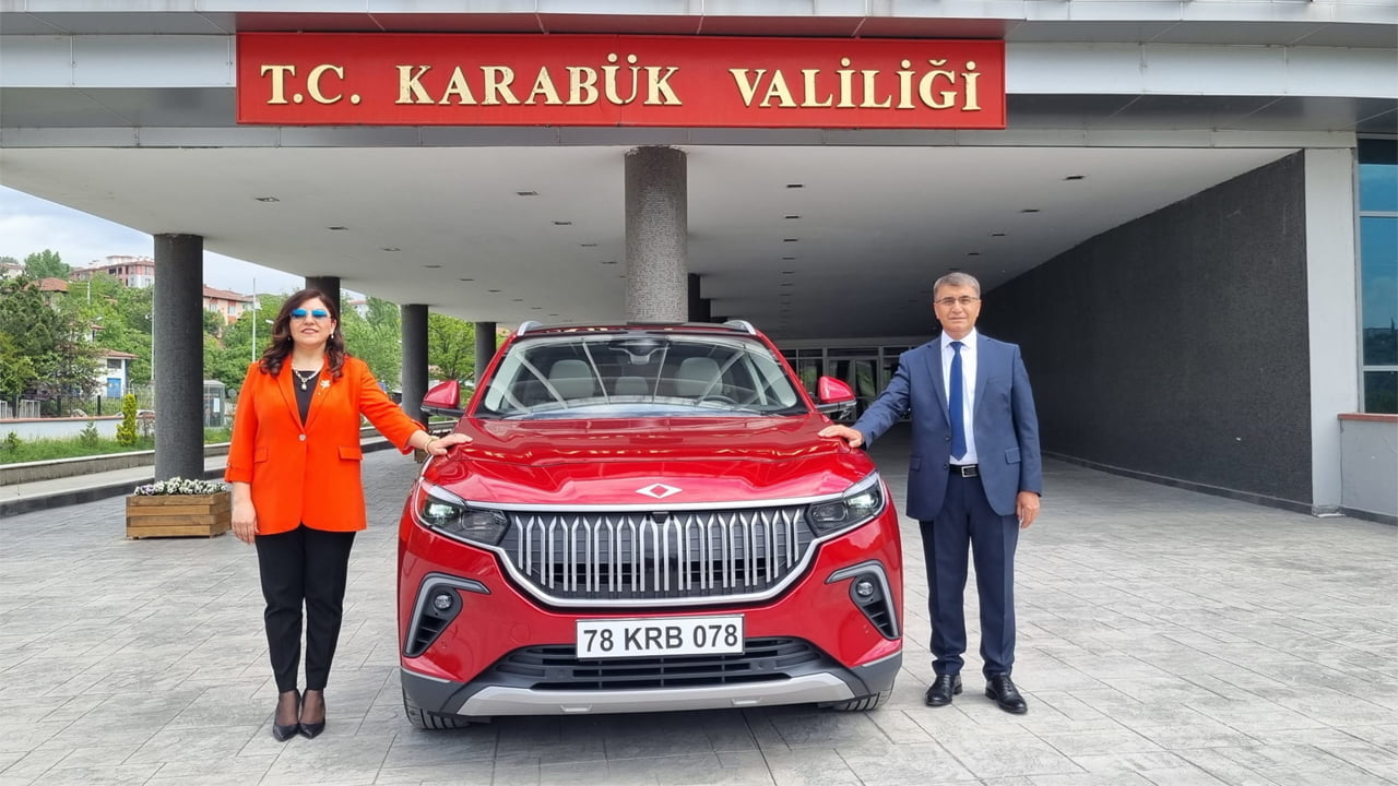 Karabük’e getirilen Türkiye'nin seri üretim ilk yerli ve milli otomobili Togg'u incelemek için vatandaşlar adeta birbirleriyle yarıştı.