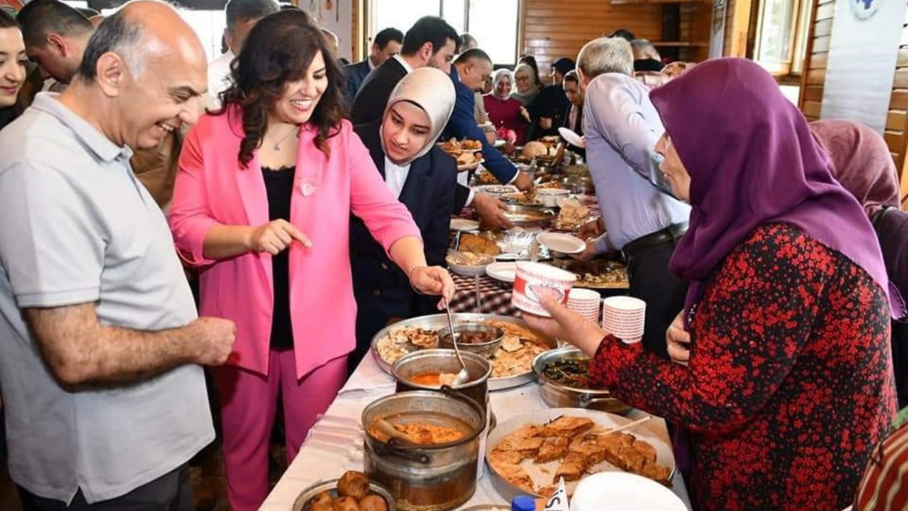 Bu yıl ikincisi düzenlenen Lezzet Şenliklerinin üçüncü gününde Karabük'ün Yenice ilçesinin yöresel ürünleri tanıtılarak ikram edildi.