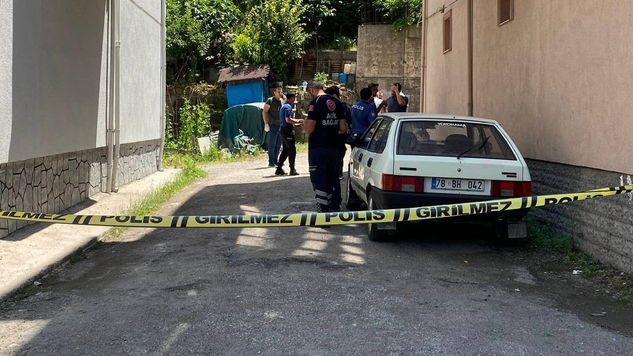 Karabük’te bahçesine giderken merdiven çıktığı sırada fenalaşarak yere yığılan 93 yaşındaki adam hayatını kaybetti.