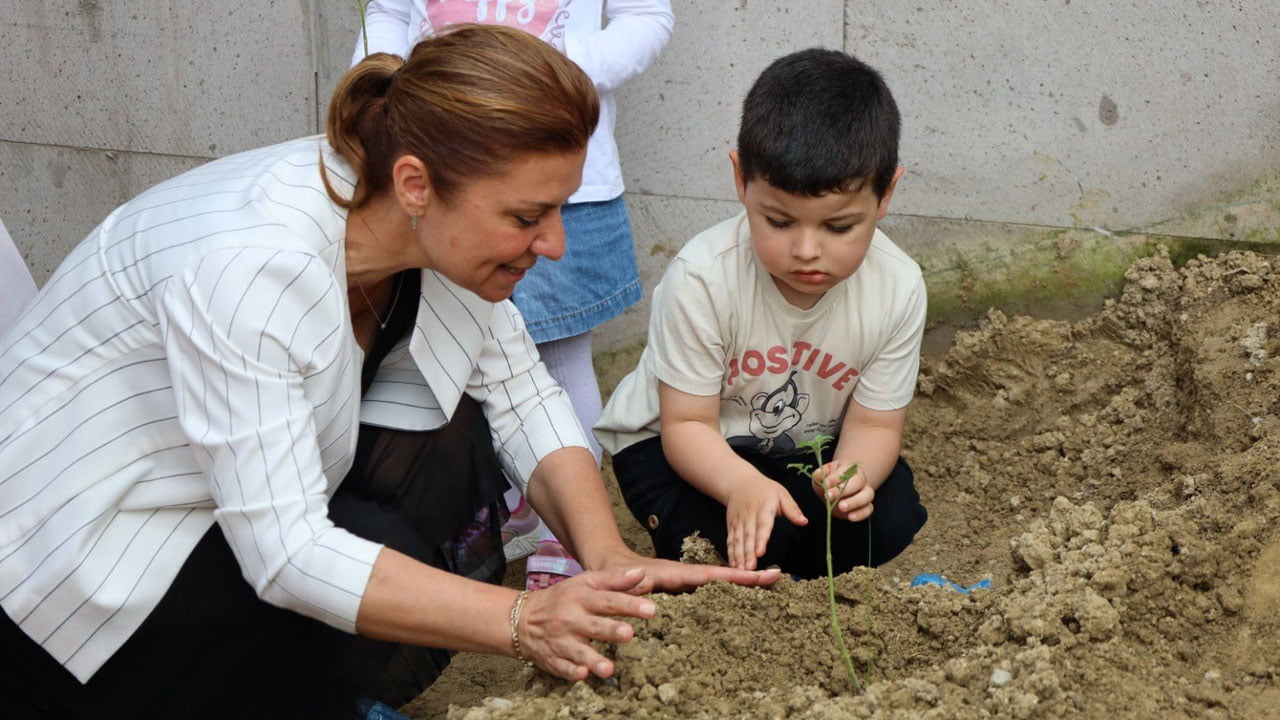 Safranbolu Belediye Başkanı Elif Köse, Nazmiye Yeşilyurt Gündüz Çocuk Bakımevindeki miniklerle kreşin bahçesine domates ve biber fidesi dikti.