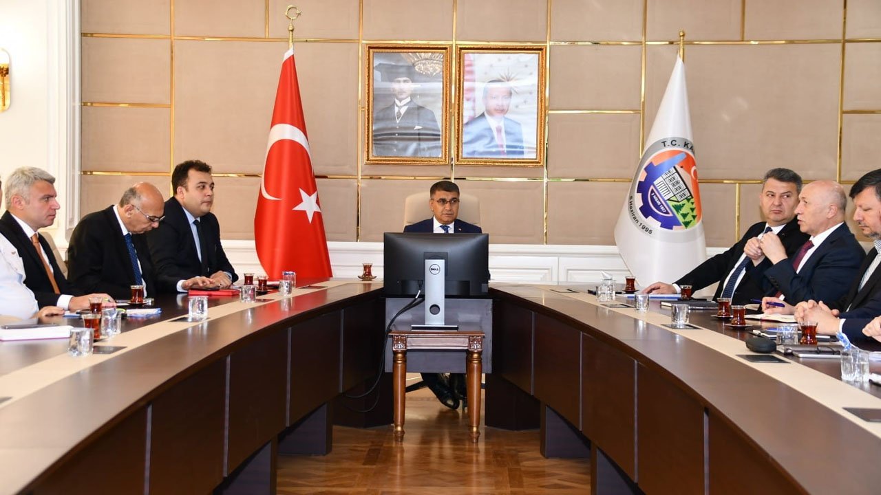 Karabük’te misafir edilen göçmenlerin uyum planlamalarının yapılıp yürütüldüğü İl Göç Kurulu Toplantısı Vali Fuat Gürel başkanlığında gerçekleştirildi.