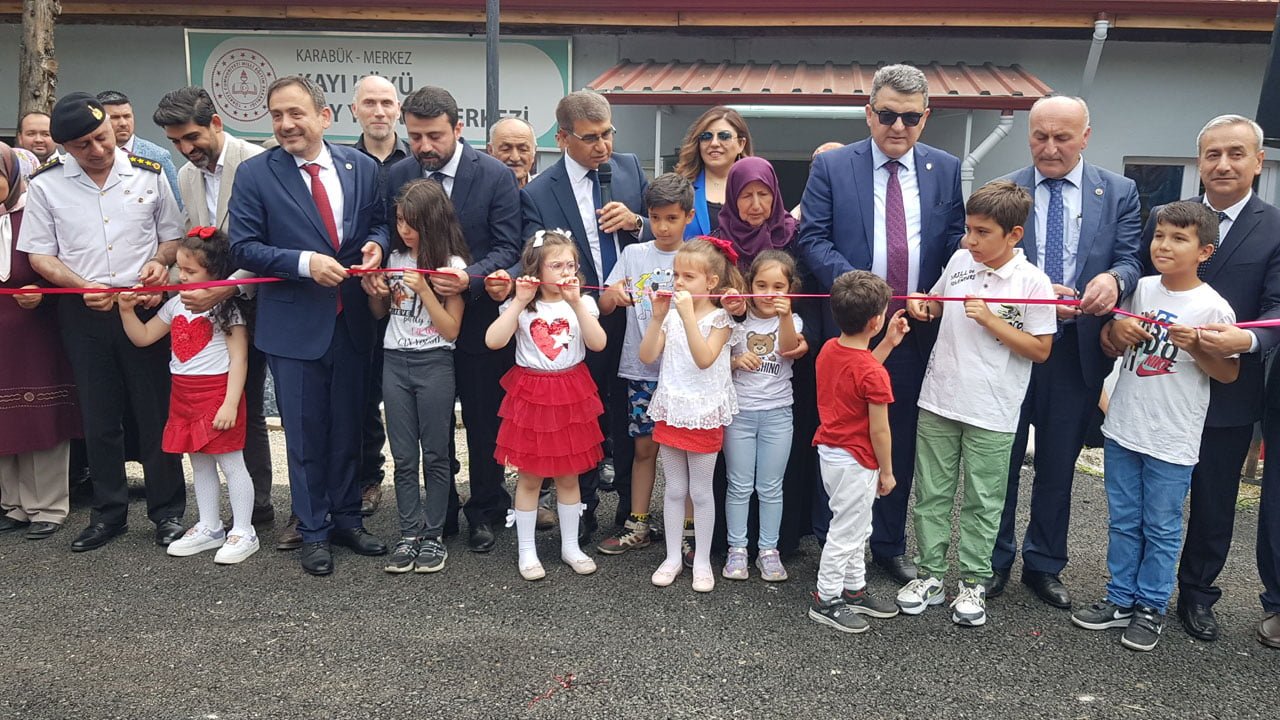 Milli Eğitim Bakanlığınca yürütülen proje çerçevesinde Karabük'te faaliyete geçen Kayı Köyü Köy Yaşam Merkezi törenle açıldı.