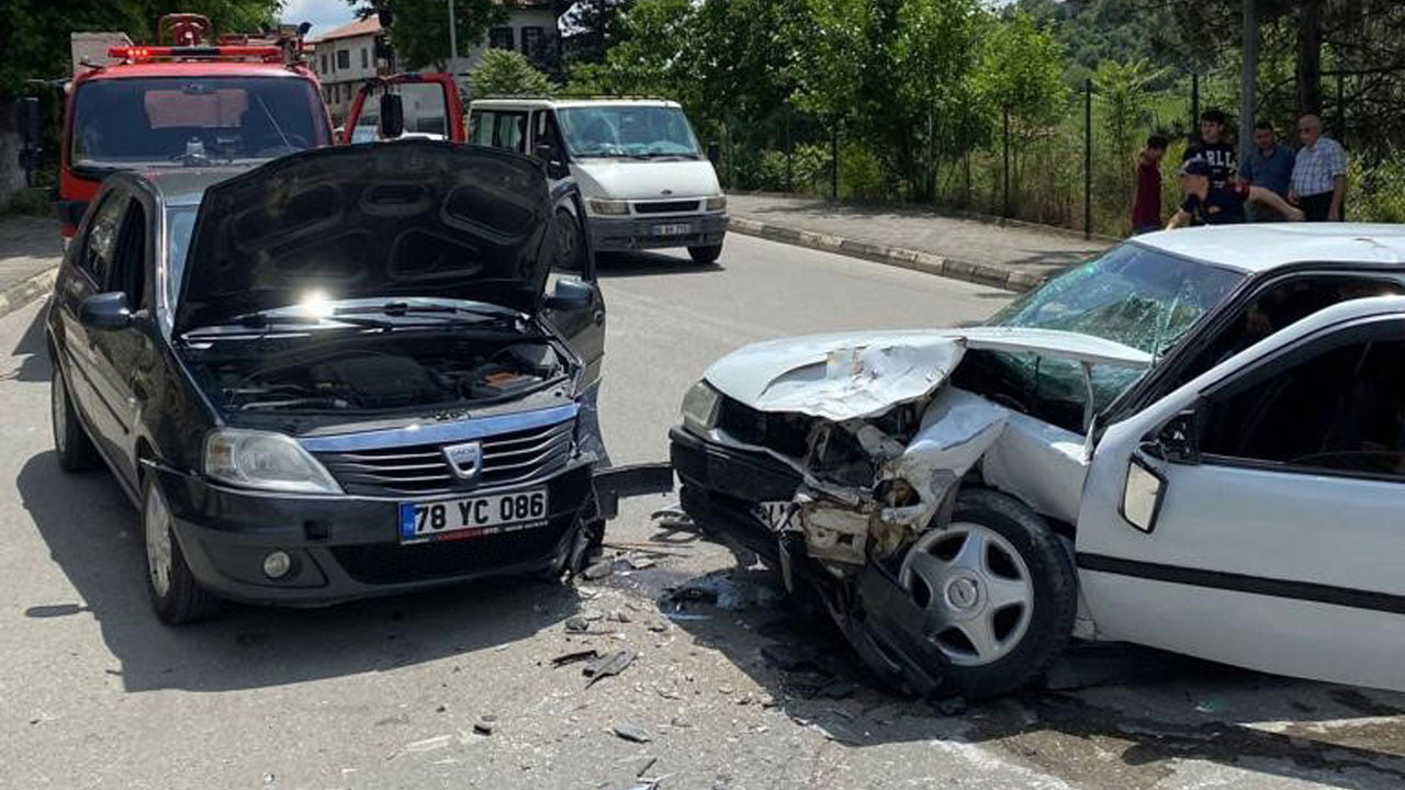 Karabük’ün Safranbolu ilçesinde iki otomobilin çarpışması sonucu meydana gelen kazada 2’si çocuk 5 kişi yaralandı.