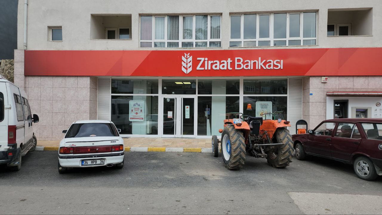 Karabük'ün Eskipazar ilçesinde kimliği belirsiz kişi veya kişilerce kamu bankasının kurşunlanması üzerine faillerin yakalanması için soruşturma başlatıldı.