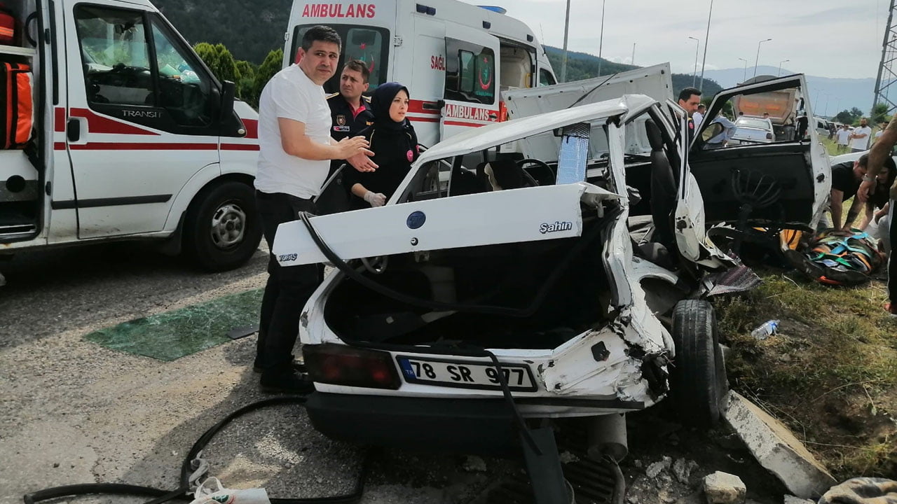 Karabük'ün Safranbolu ilçesinde kamyon ile otomobilin çarpışması sonucu 1 kişi öldü, 4 kişi yaralandı.