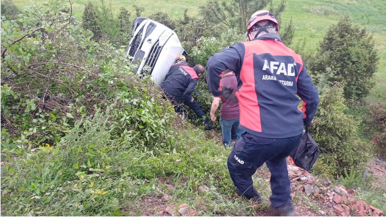 Karabük'ün Eskipazar ilçesinde sürücüsünün kontrolünden çıkan otomobilin yoldan çıkarak takla atması sonucu 2 kişi yaralandı.