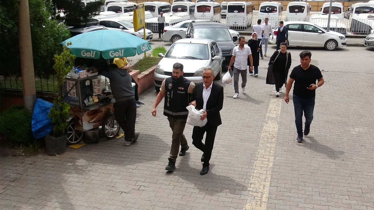 Karabük’te "Paravan" kod adlı operasyonla gözaltına alınan 2 şüpheli, bu sabah saatlerinde emniyetteki işlemlerinin ardından adliyeye sevk edildi.