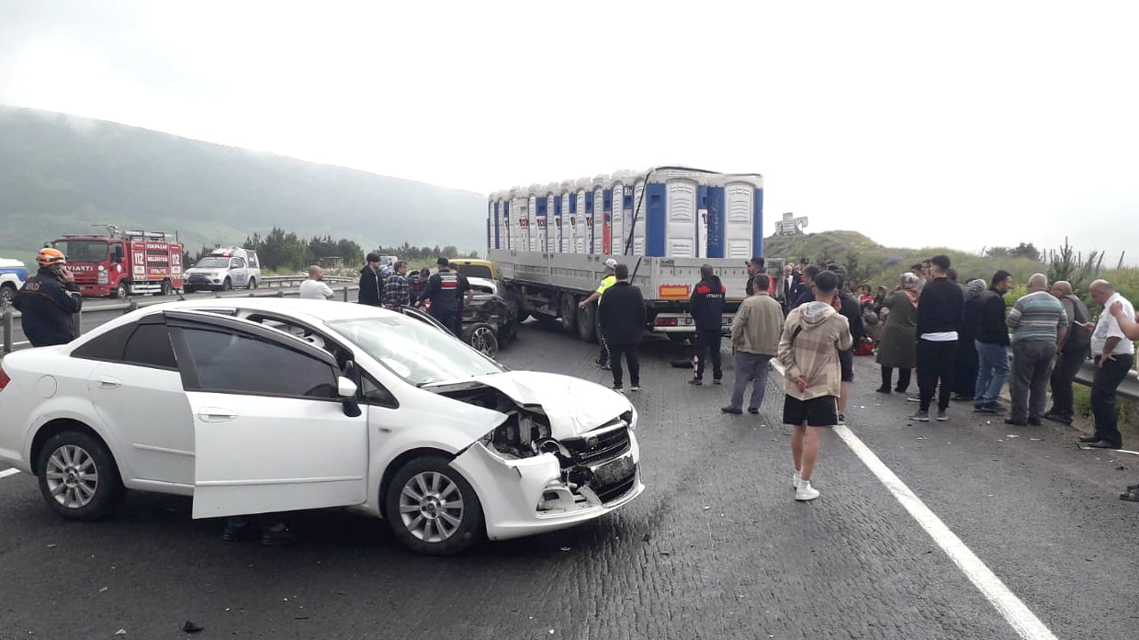 Karabük'ün Eskipazar ilçesinde 4 aracın karıştığı zincirleme trafik kazasında 10 kişi yaralandı.