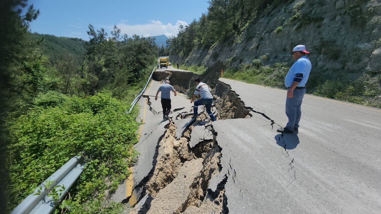 Karabük'te Keltepe Kayak Merkezinin yolunun 50 metrelik kısmı son haftalarda meydana gelen yağışlar sonrası çökmesi sonucu yol trafiğe kapatıldı.