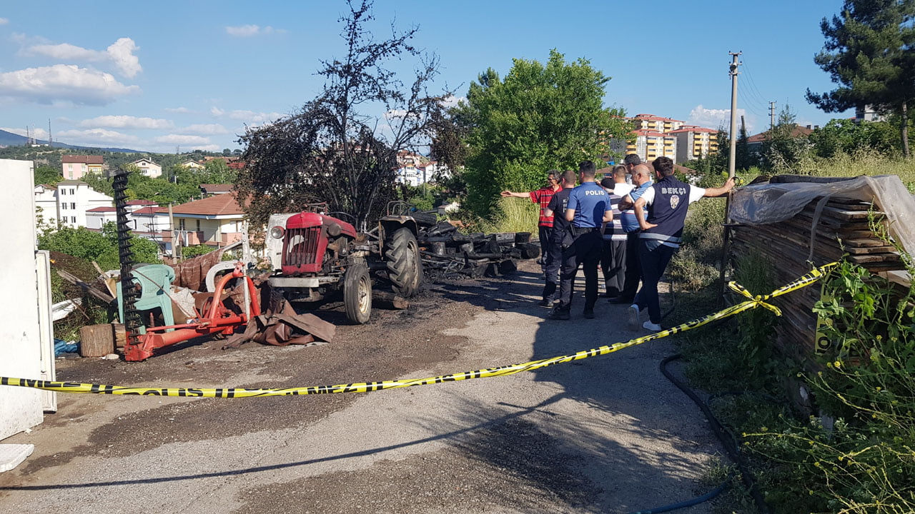 Karabük'te odunların bulunduğu alanda çıkan yangında bir traktör alev alarak küle döndü.