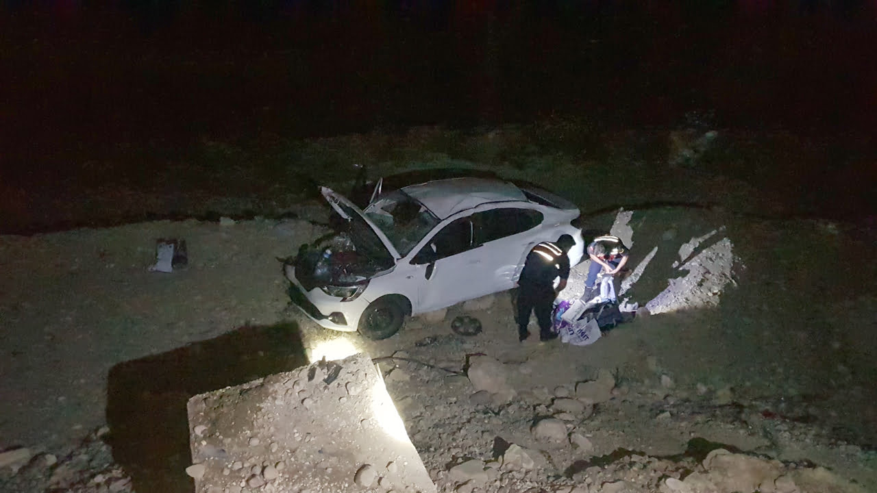 Karabük'te sürücüsünün kontrolünden çıkan otomobilin yaklaşık 4 metre yükseklikten şarampole uçması sonucu 5 kişi yaralandı.