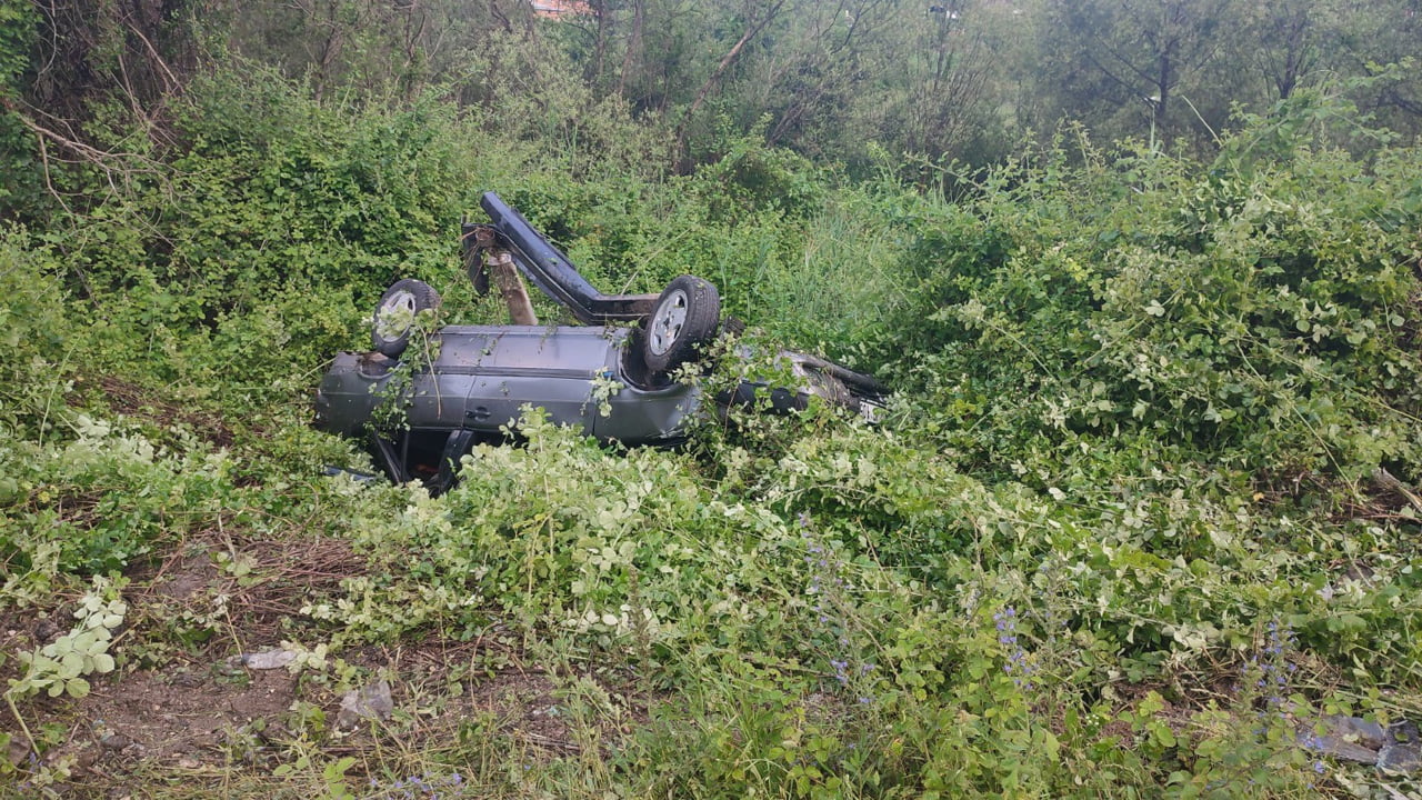 Karabük'te otomobilin şarampole uçtuğu kazada 3 kişi yaralandı.