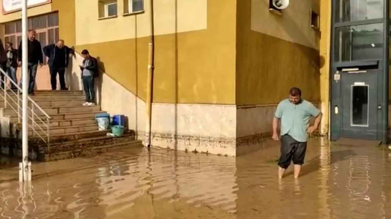 Karabük'ün Eskipazar ilçesinde sağanak yağmur sonrasında su basan okulda temizlik çalışmaları başladı.