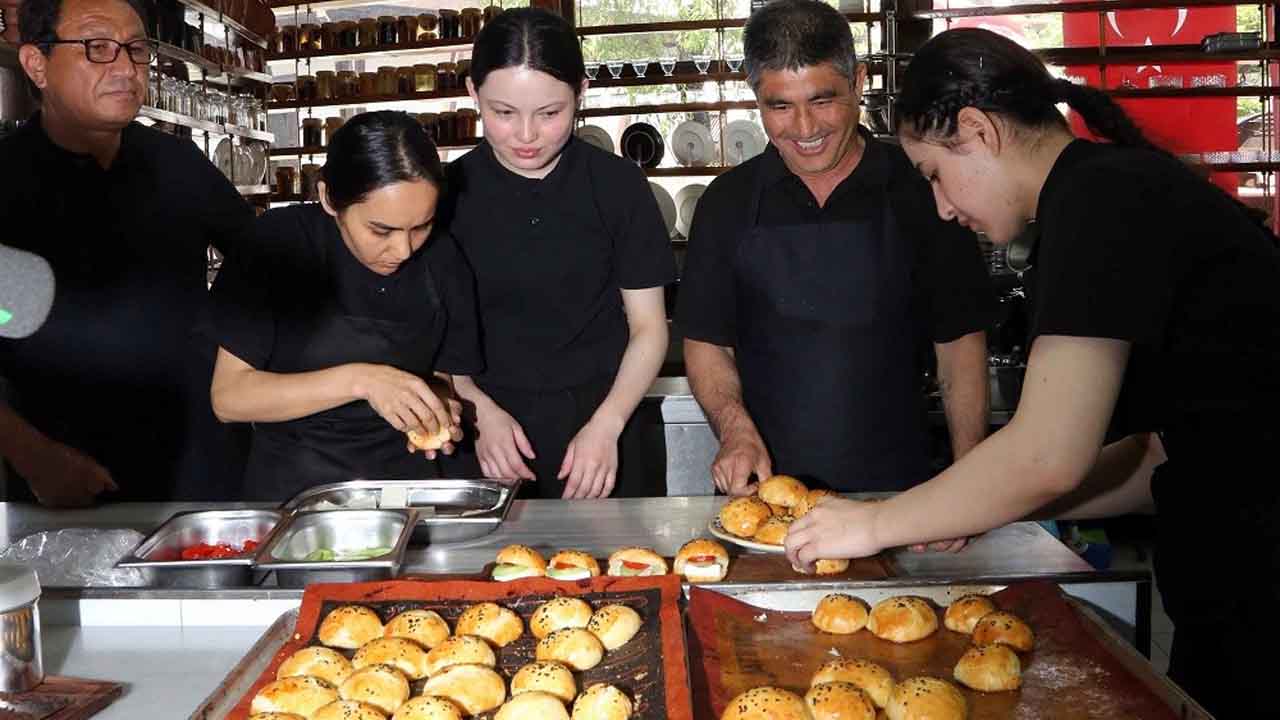 Karabük Üniversitesi akademisyenleri Tayland Mahasarakham Üniversitesinde Türk mutfağı eğitimi verecek