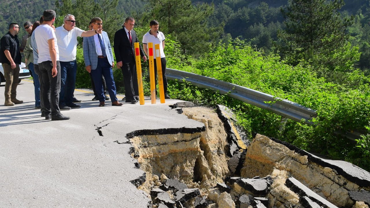 Vali Fuat Gürel, aşırı yağış nedeniyle heyelan yaşanan merkeze bağlı Kahyalar-Düzçam-Sipahi köyleri yolunda incelemelerde bulundu.