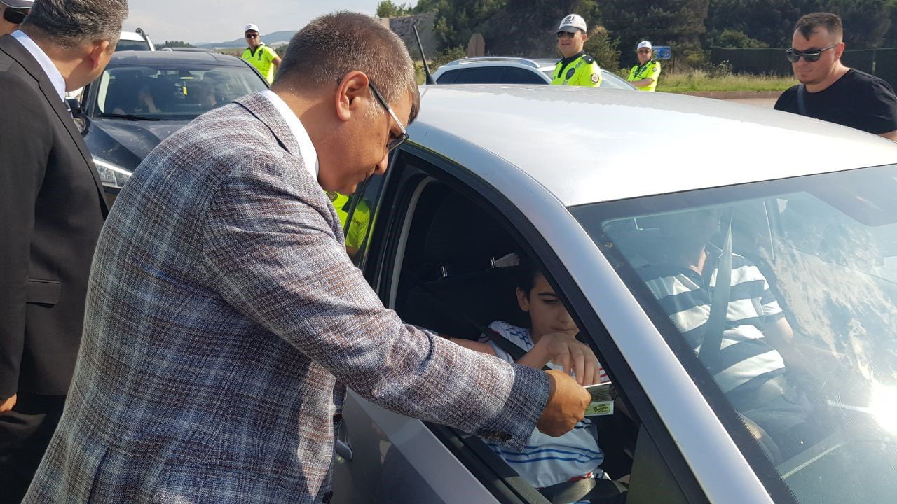 VALİ GÜREL’DEN SÜRÜCÜLERE LOKUM İKRAMLI ‘KEMER’ UYARISI
