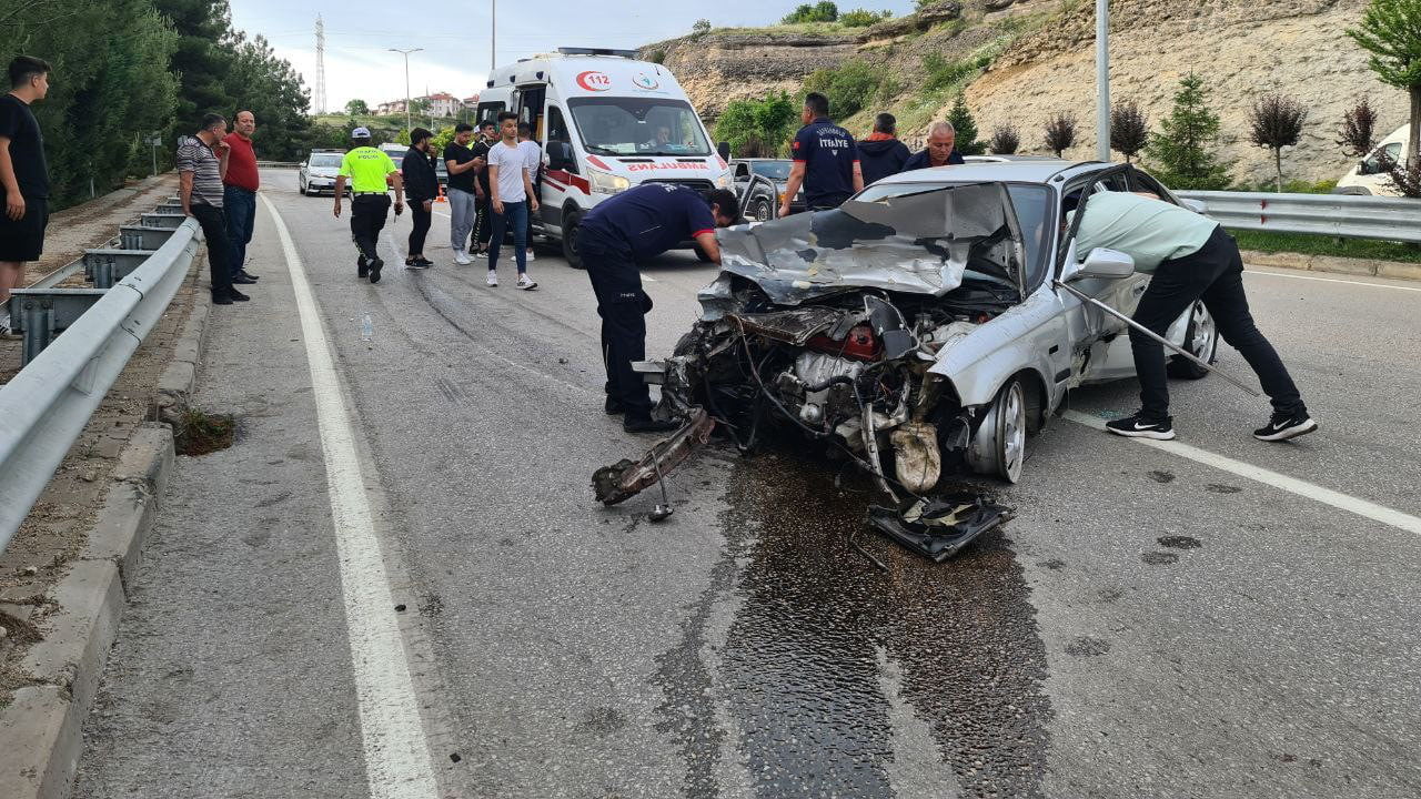 Karabük'ün Safranbolu ilçesinde virajı alamayan otomobil bariyerlere çarptı, kazada 3 kişi yaralandı.