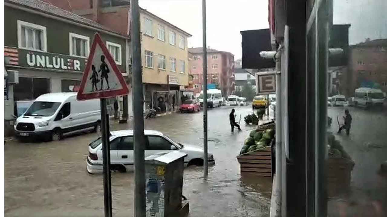 Karabük’ün Eskipazar ilçesinde etkili olan sağanak yağmur sonrası yollar göle dönerken, araçlar ve dükkanlar su içerisinde kaldı.