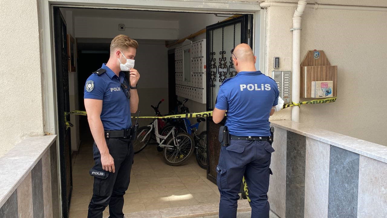 Karabük'te kötü kokuların geldiği eve giren polis ekipleri yalnız yaşayan yaşlı kadını ölü olarak buldu.