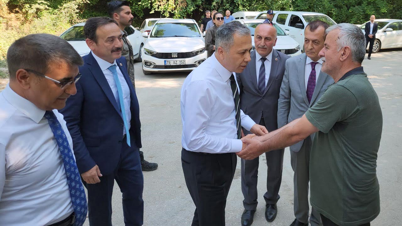 İçişleri Bakanı Ali Yerlikaya, sel afeti sebebiyle incelemelerde bulunduğu Karabük’te bir gurbetçi ile sel diyaloğu yaşadı. Gurbetçi, sel sonrası Türkiye’de hayatın hızlıca normale döndüğünü söyledi.