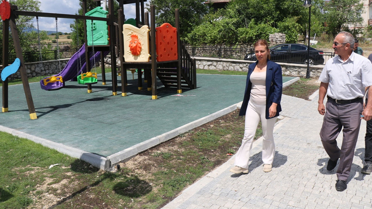 Safranbolu Belediye Başkanı Elif Köse, Babasultan, Emek ve Barış Mahallesinde yapılan parklarda ve Meydan Halk Masası arkasındaki çalışmayı yerinde inceledi.