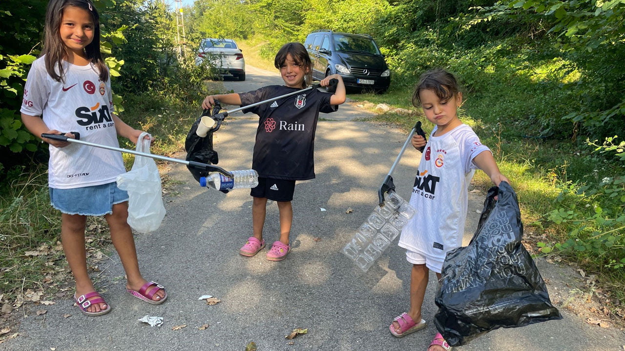 Yaz tatili için Almanya’dan memleketi Karabük’e gelen gurbetçi aile her yıl geleneksel hale getirdikleri çevre temizliğini sürdürdü.