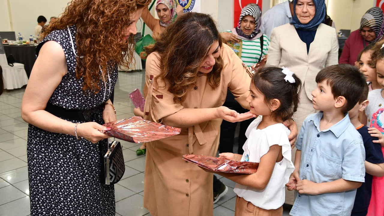 Vali Fuat Gürel ve eşi Özlem Aras Gürel "Koruyucu Aile Günü" kapsamında Karabük Valiliği himayesinde düzenlenen programda, koruyucu aileler ve çocuklarla bir araya geldiler.