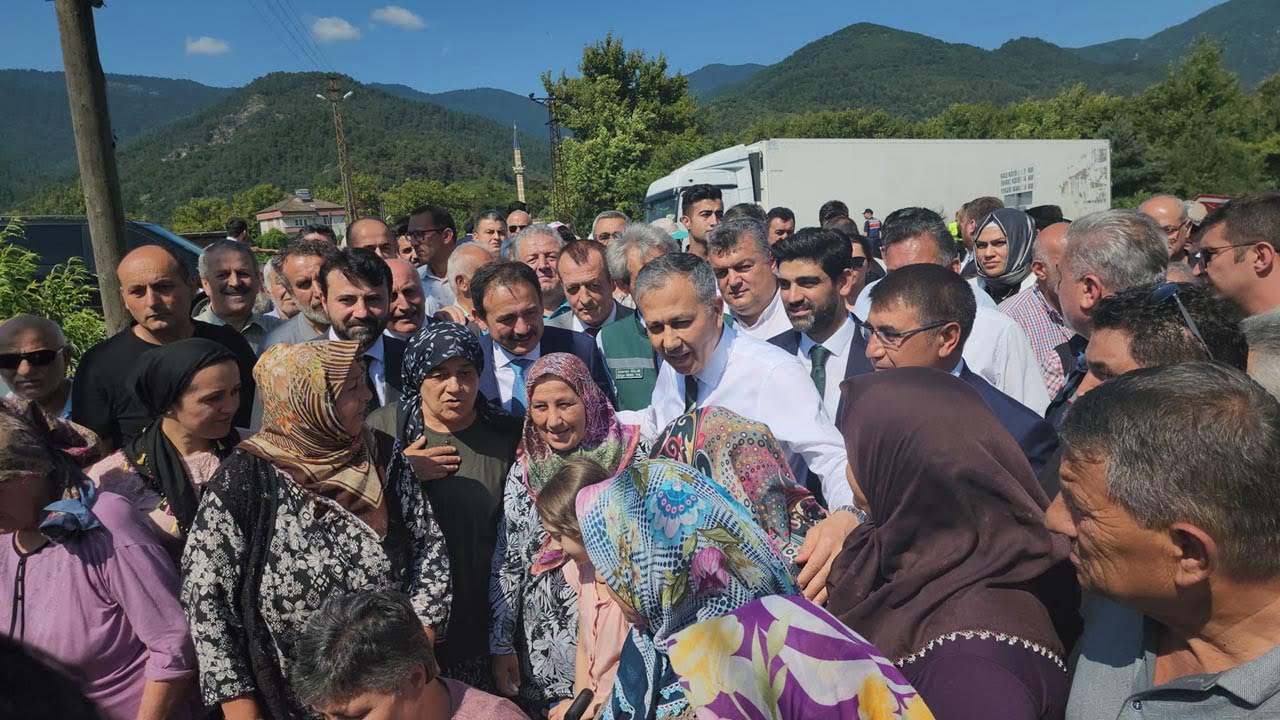 İçişleri Bakanı Ali Yerlikaya, sel afetinden etkilenen Karabük’te incelemelerde bulundu.