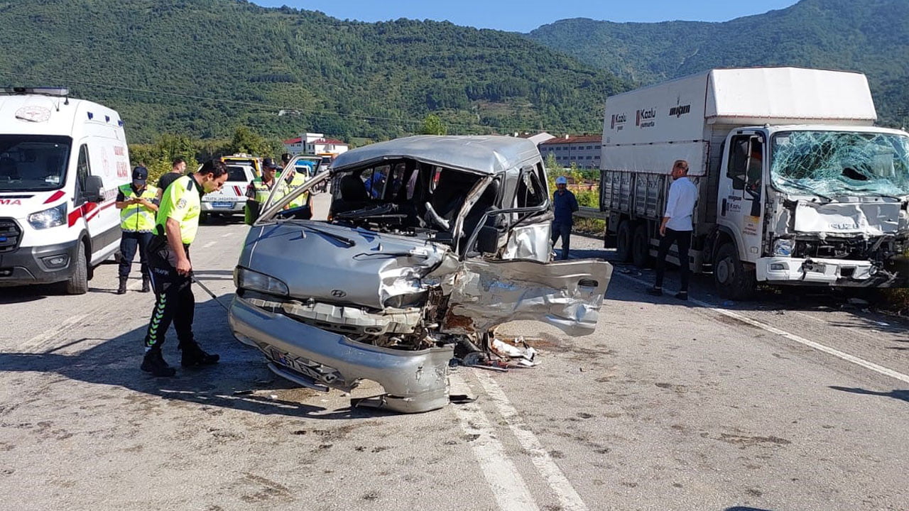 Karabük’ün Yenice ilçesinde kamyonet ile panelvan minibüsün çarpışması sonucu 4 kişi yaralandı.