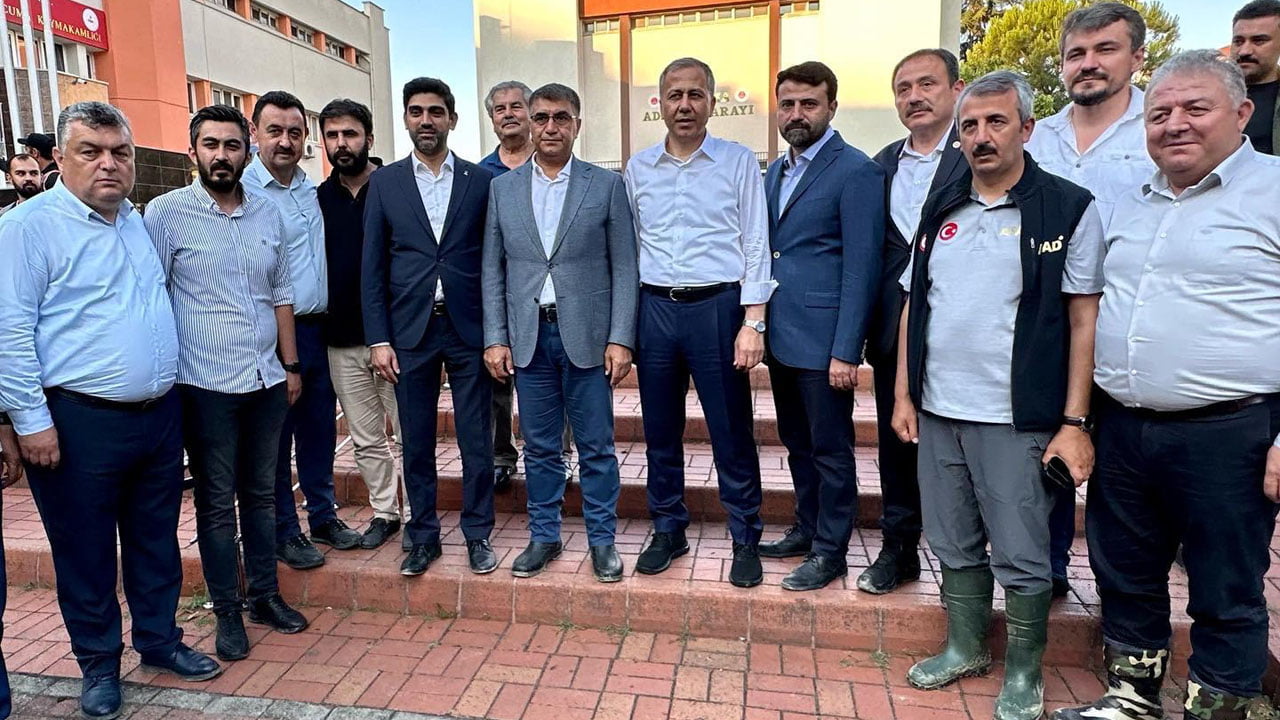 AK Parti Karabük Milletvekilleri Cem Şahin ve Ali Keskinkılıç, Vali Fuat Gürel ile AK Parti Karabük İl Başkanı Ferhat Salt, İçişleri Bakanı Ali Yerlikaya ile bir araya gelerek Karabük'te yaşanan sel afetini görüştü.