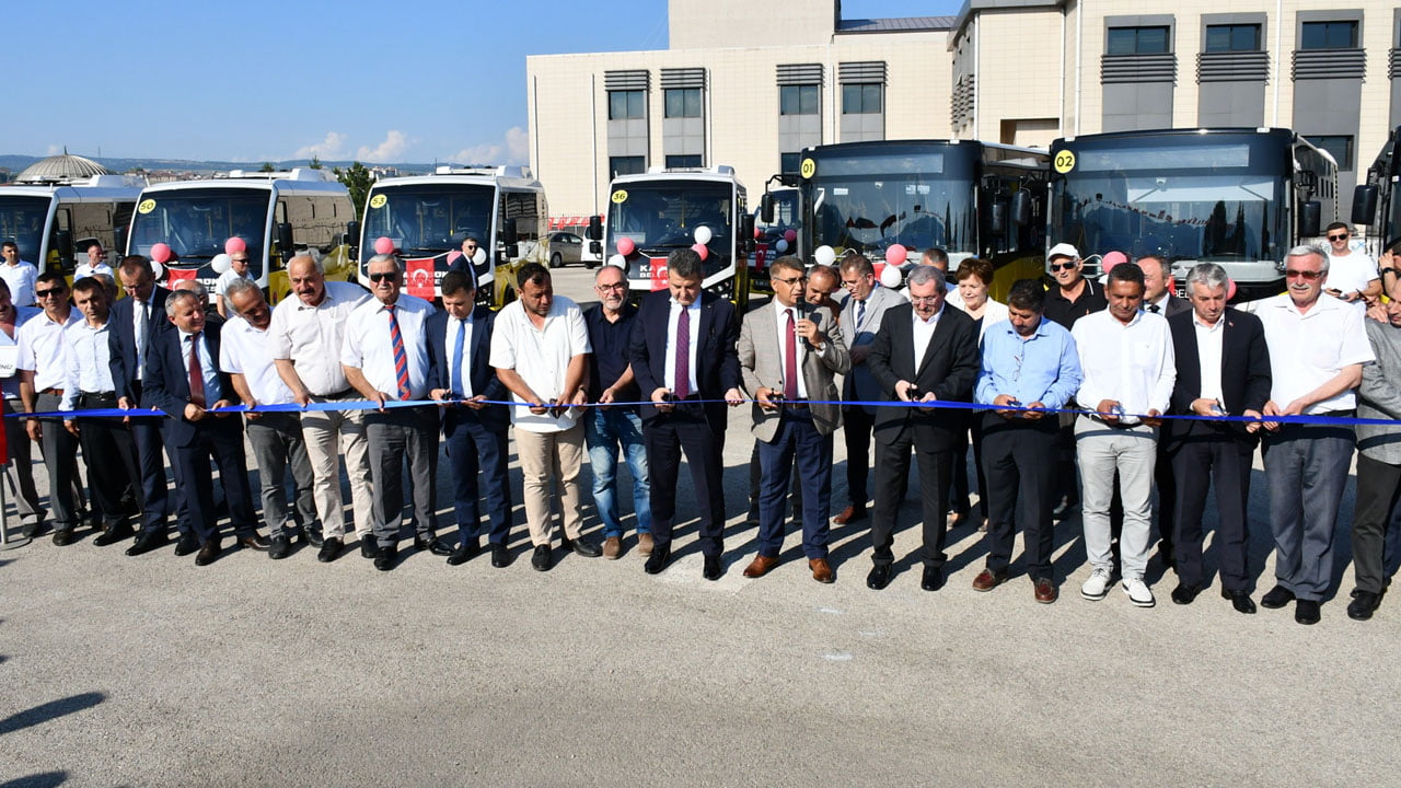 Karabük Belediyesi’ne ait 60 toplu taşıma aracı, düzenlenen törenle hizmete girdi.