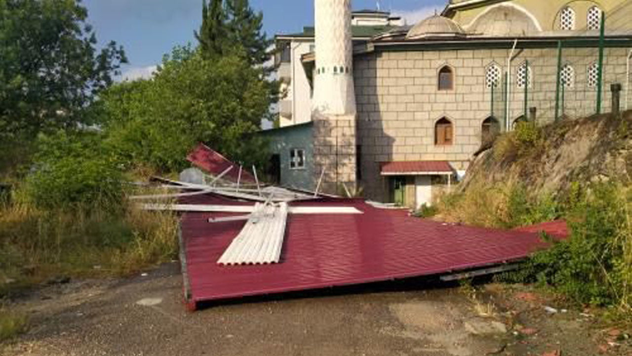 KARABÜK’TE FIRTINA ÇATIYI UÇURDU, AĞAÇLARI DEVİRDİ