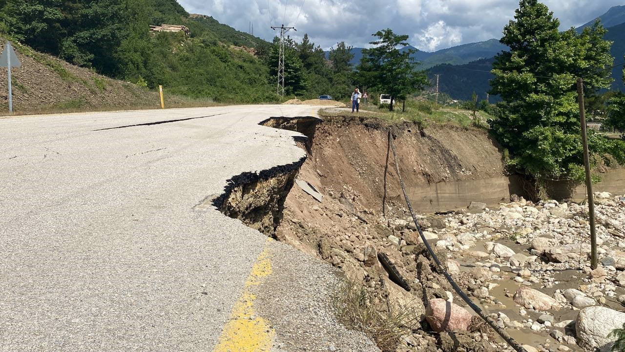 Karabük'te derenin yanındaki grup köy yolunun bir bölümü heyelan nedeniyle çökerken, 10 metre uzunluğunda yarık oluştu.