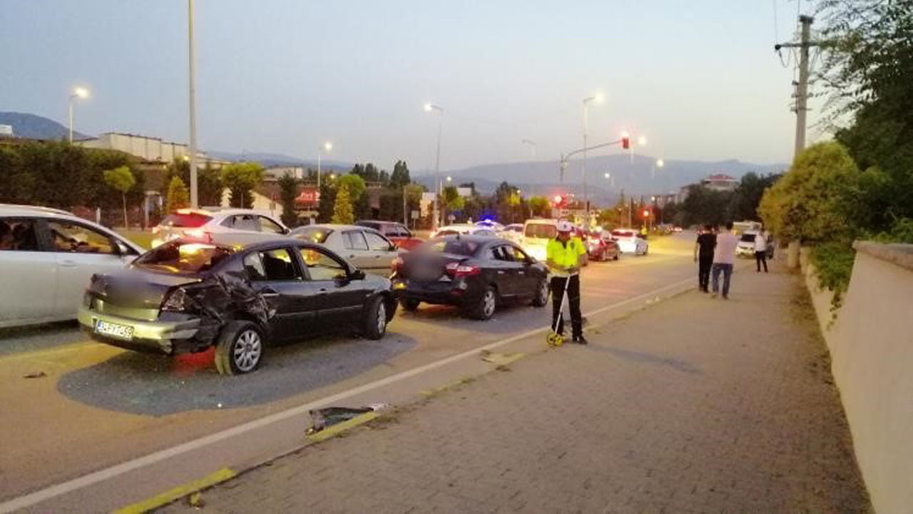 Karabük'ün Safranbolu ilçesinde servis minibüsü, kırmızı ışıkta bekleyen 2 otomobil ve motosiklete çarptı. Zincirleme kazada 9 kişi yaralandı.