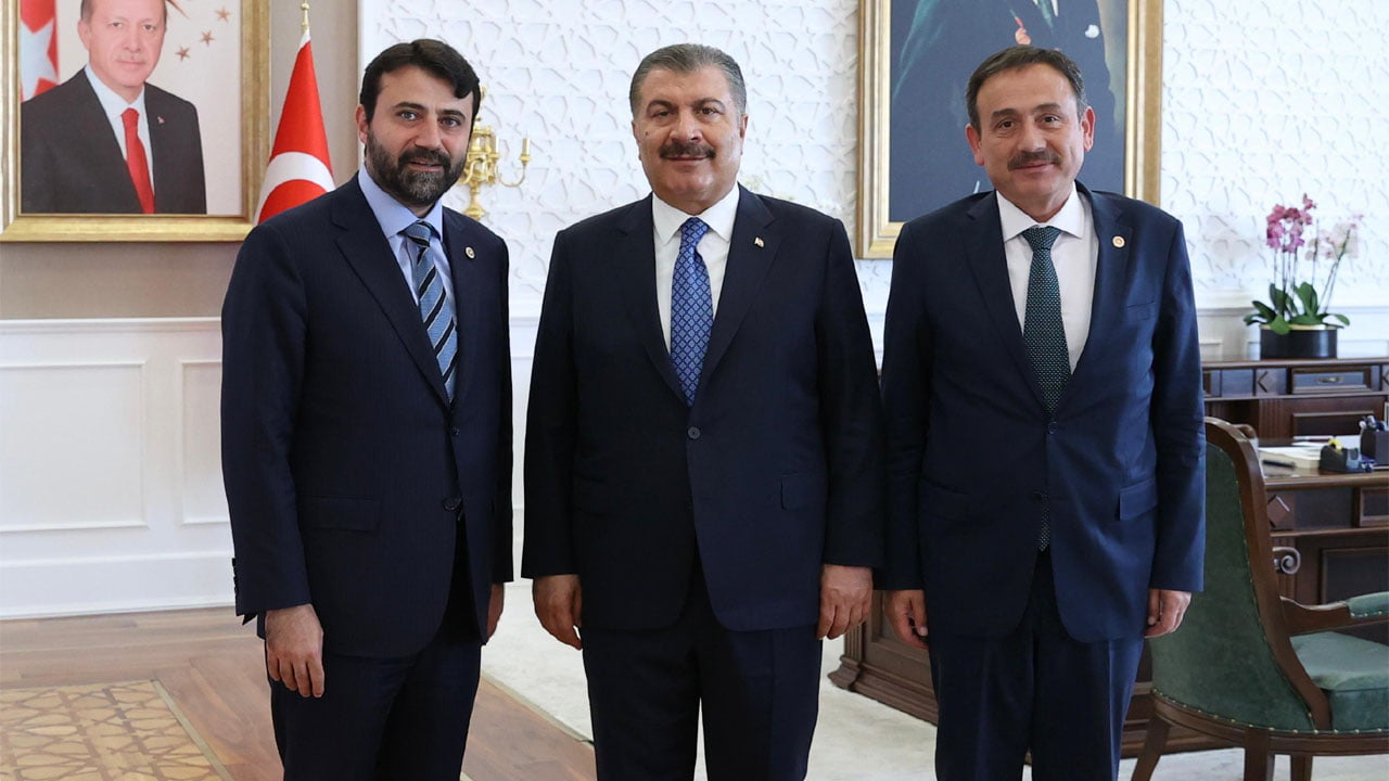 AK Parti Karabük milletvekilleri Cem Şahin ve Ali Keskinkılıç, Sağlık Bakanı Fahrettin Koca ile bir araya geldi.