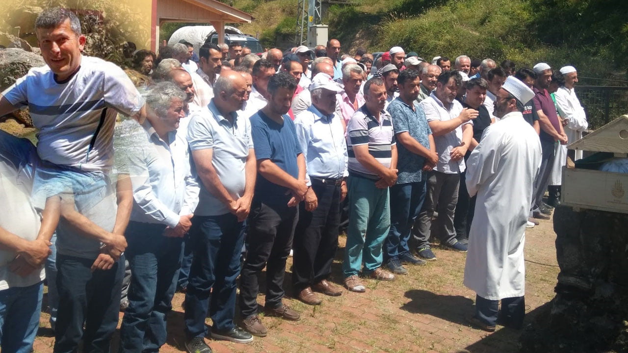 Samsun'un Bafra ilçesinde su kanalına düşen 13 yaşındaki oğlunu kurtarmak istediği sırada boğulan babanın cenazesi memleketi Karabük'ün Safranbolu ilçesinde toprağa verildi.