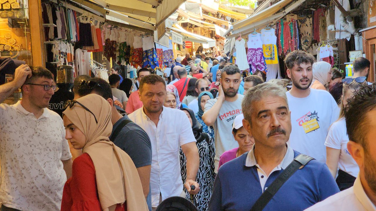 UNESCO Dünya Miras Listesi'nde yer alan ve "En iyi korunan 20 kent" arasında bulunan Karabük'ün Safranbolu ilçesi, 9 günlük Kurban Bayramı’nda yerli ve yabancı turist akınına uğrarken esnafın yüzü güldü.