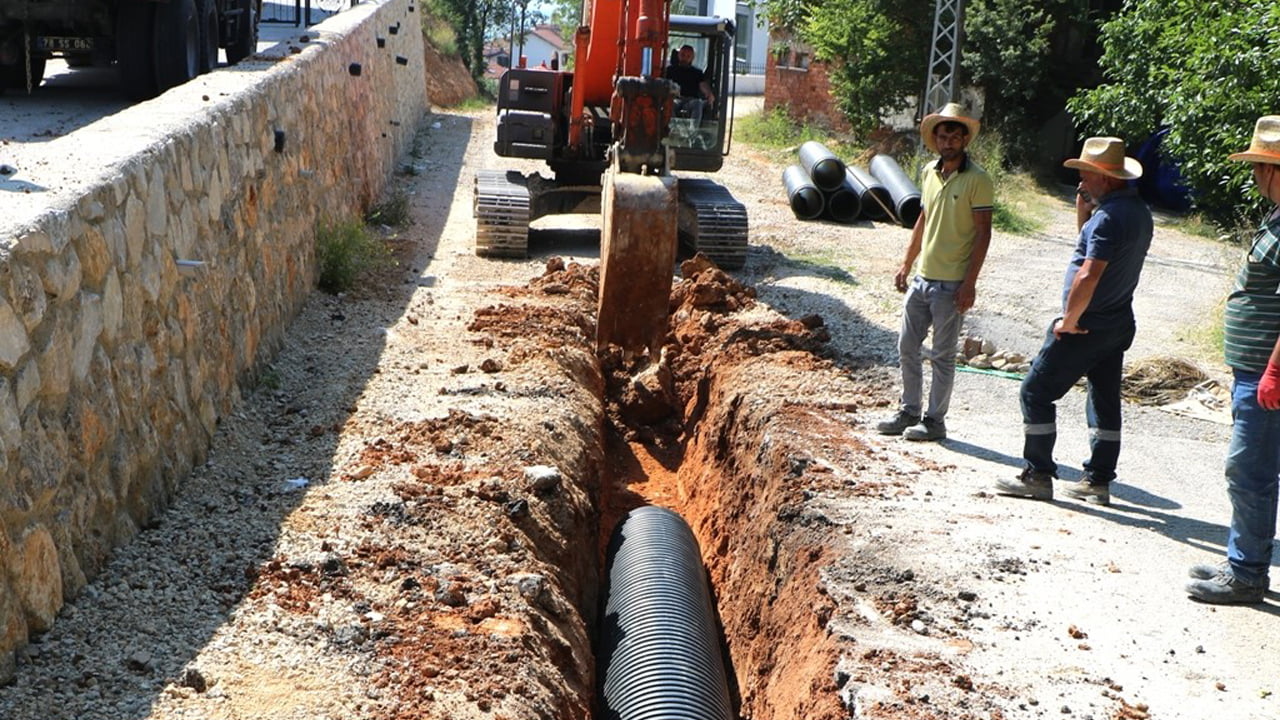 Safranbolu Belediyesi Su ve Kanalizasyon Müdürlüğü Esentepe Mahallesinden itibaren, orta ve alt bölümleri kapsayacak yağmur suyu hattı çalışmalarına başladı.