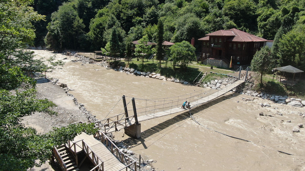 Türkiye’nin en büyük blok ormanlarını içerisinde barındıran ve doğa turizmi ile ön planda olan Karabük’ün Yenice ilçesindeki Şeker Kanyonu, sel afeti sonrası zarar görürken, köy yolunun 30 metrelik kısmında çökme meydana geldi.