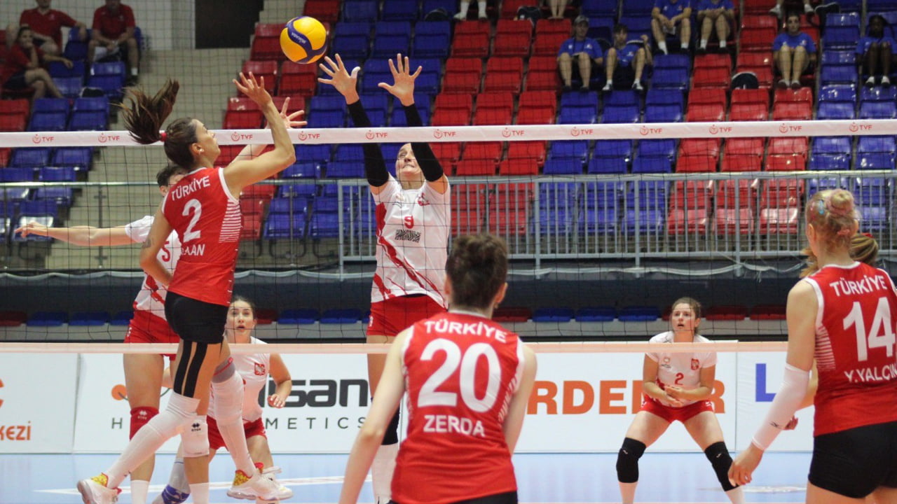 Türkiye İşitme Engelliler Voleybol Kadın Milli Takımı, Karabük'te düzenlenen 11. Avrupa İşitme Engelliler Voleybol Şampiyonası'nda rakibi Polonya'yı 3-0 yenerek üçüncü maçından da galibiyetle ayrıldı.