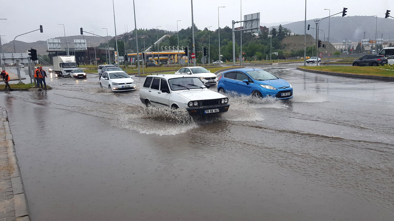 Karabük'te sabah saatlerinden itibaren etkili olan sağanak yağmur sonrası yollar göle dönerken, sürücüler zor anlar yaşadı.