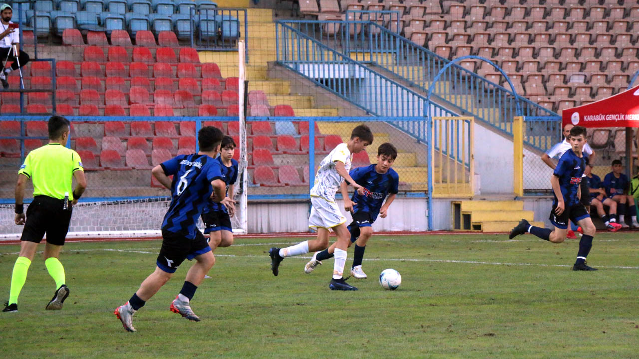 Karabük’te Anadolu Yıldızlar Ligi (ANALİG) Futbol Erkek-Kız Türkiye Birinciliği müsabakaları tüm hızıyla devam ediyor.