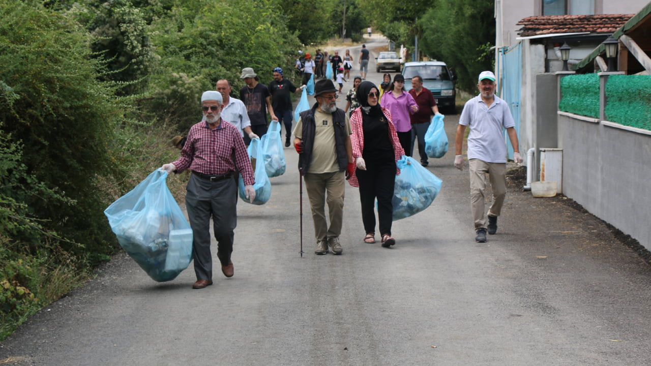 Karabük’te farklı illerden bir araya gelen akademisyenlerle bölgede yaşayan köylüler doğayı korumaya dikkat çekmek adına çevre temizliği yaptı.