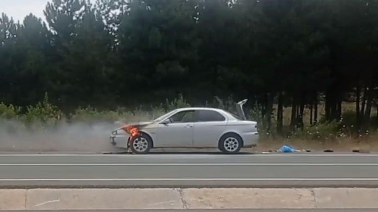 Karabük’te bir otomobil yolda seyir halinde iken motor kısmından alev aldı.