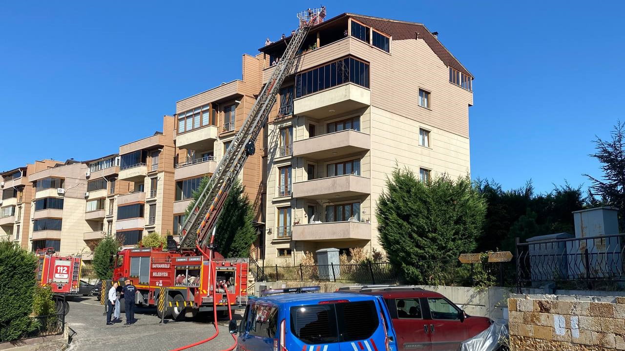 Karabük'ün Safranbolu ilçesinde 5 katlı apartmanın çatı katında çıkan yangın itfaiye ekiplerince söndürüldü.