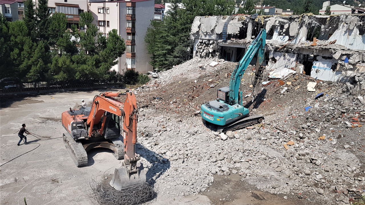 Karabük'te yapı stoku açısından riskli olduğu için yıkım kararı alınan 8 okulda yıkım çalışmaları başlarken 6 okulda da güçlendirme çalışmaları sürüyor.